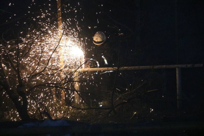 Удар по передмістю Дніпра: вночі з-під завалів будинку врятували чотирьох людей 09