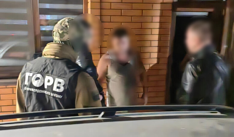 Перевозчик из Одесской области помог уехать за границу 18 уклонистам 03