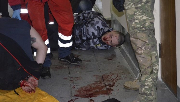 Вибиті вікна, димові шашки, кров і крики: поліція затримала 11 осіб, що напали на міськраду Жмеринки, 12 - постраждали. ВІДЕО+ФОТОрепортаж