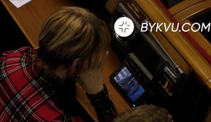 "Слуга народа" Богуцкая во время голосования в Раде смотрела кино. ВИДЕО