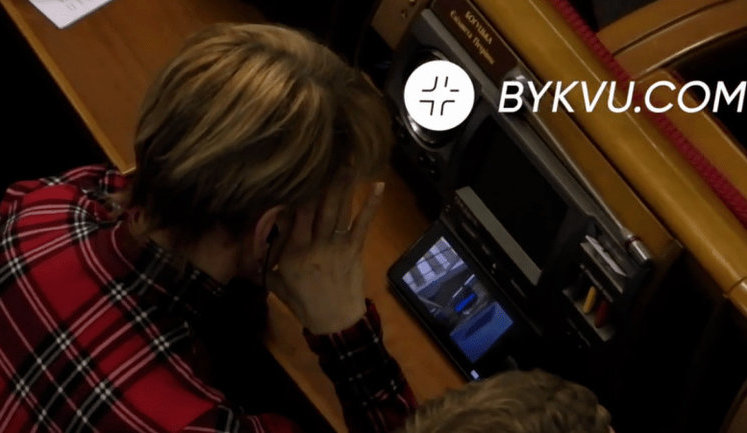 "Слуга народа" Богуцкая во время голосования в Раде смотрела кино. ВИДЕО