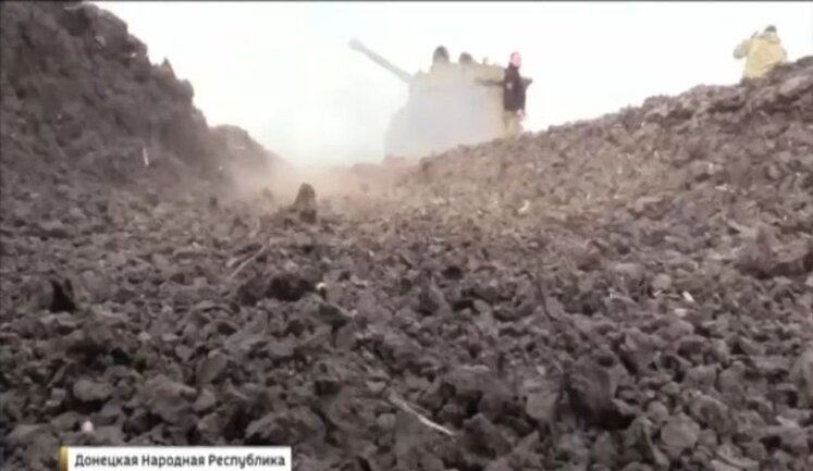 Українські артилеристи влучили у російську САУ 2С1 "Гвоздика" і ледь не зіпсували сюжет кремлівським пропагандистам, що вели зйомку у цю мить. ВIДЕО