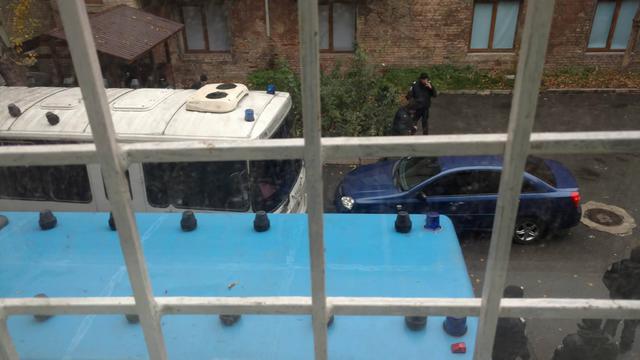Поліцейські охороняють залу Святошинського райсуду: прихильники Коханівського залишаються в забарикадованому приміщенні 03