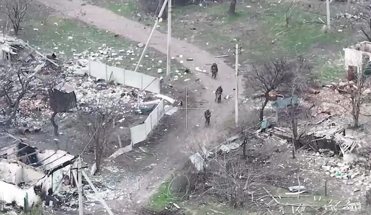 Украинские защитники преследовали благодаря дрону группу российских пехотинцев и в конце концов нанесли удар. ВИДЕО