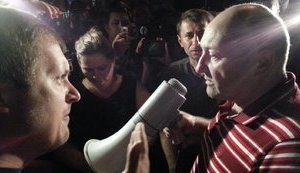 Генерал под выкрики "позор" бежал за забор РОВД: "Ничего не обещал". ФОТОрепортаж