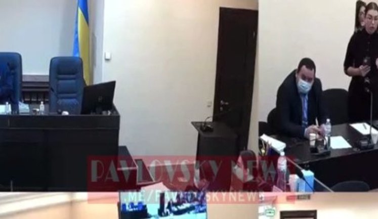 "Я їсти хочу. Прошу не катувати захисника", - адвокат Криворучко просить суддю оголосити перерву в засіданні у справі нардепа Кузьміних. ВIДЕО