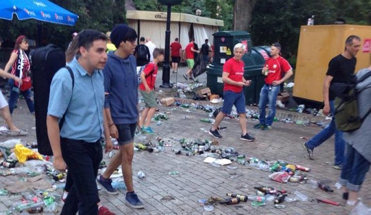 Британські вболівальники залишили після себе в київському парку Шевченка гори сміття. ФОТО