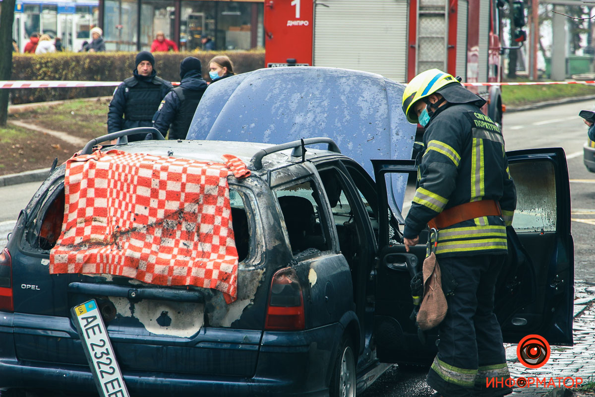 Автомат в автомобиле: Автомат с дистанционным управлением обнаружили в  багажнике сгоревшего автомобиля | Цензор.НЕТ