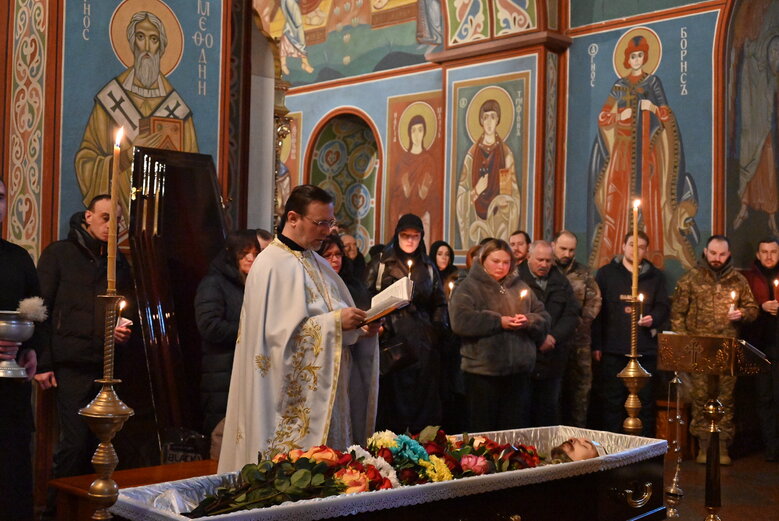 В Киеве простились с известным спелеологом, инженером и зооспасателем Святославом Романчуком (Нутрий), который погиб в бою с оккупантами 18