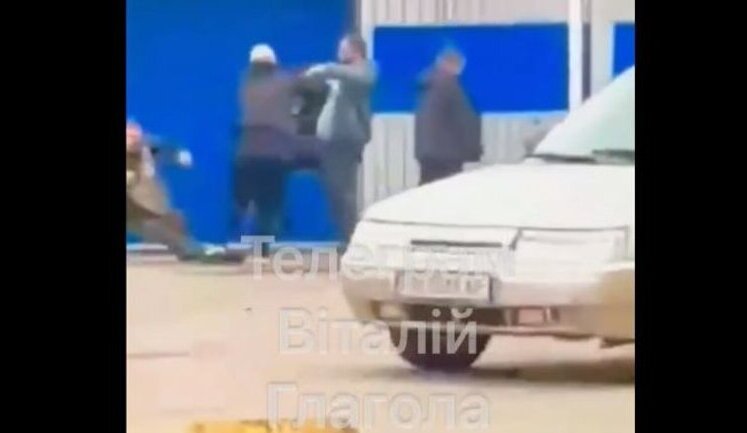 В Мукачево избили сотрудника ТЦК – полиция начала расследование. ВИДЕО
