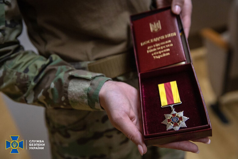 Співробітників СБУ нагородили за заслуги на фронті 07