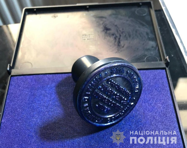 Викрито трьох членів сімї, які за 500 грн продавали фейкові довідки про проходження тесту на COVID-19, - Нацполіція 03