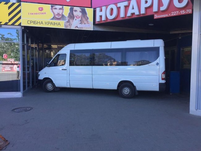 Люди в балаклавах перекрыли входы в ТРЦ Магеллан 02
