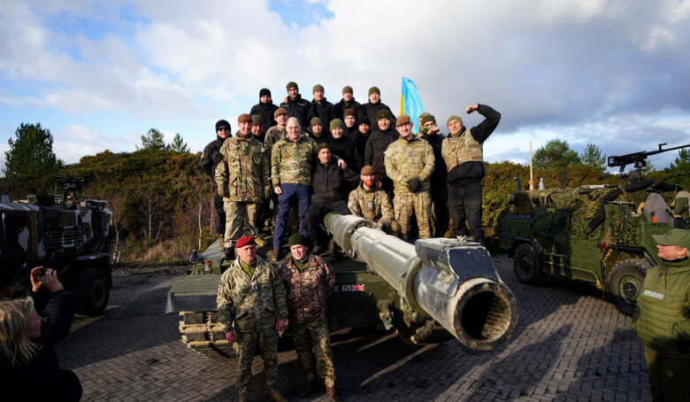Міністр оборони Великої Британії Воллес завітав до українських військових, які опановують танки Challenger 2 07 Міністр оборони Великої Британії Воллес завітав до українських військових, які опановують танки Challenger 2 07