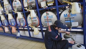 Удари України по НПЗ спричинили дефіцит автомобільних мастил у РФ