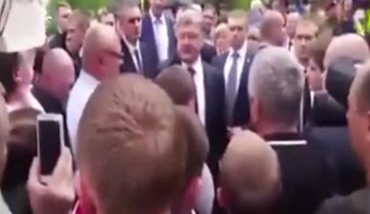 "У найбіднішій країні Європи - найбагатший Президент", - словесна перепалка між активістами і Порошенком на акції в Биківні. ВIДЕО