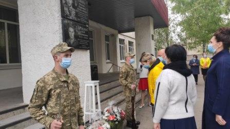 У Синельниковому на Дніпропетровщині відкрили меморіальні дошки пятьом загиблим у зоні АТО воїнам: вони були серед перших мобілізованих на захист України 11