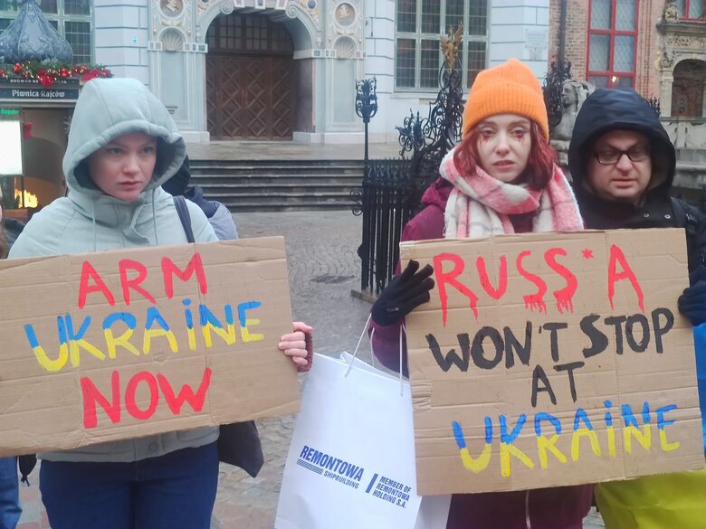 В Гданьске протестовали против ракетных атак РФ по Украине 14 В Гданьске протестовали против ракетных атак РФ по Украине 14