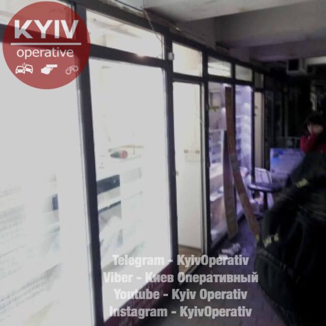 На Севастопольській площі в Києві демонтують МАФи 03