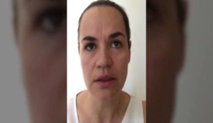 Тіхановська у відеозверненні заявила, що "прийняла дуже важке рішення" і назвала себе "слабкою жінкою". ВІДЕО