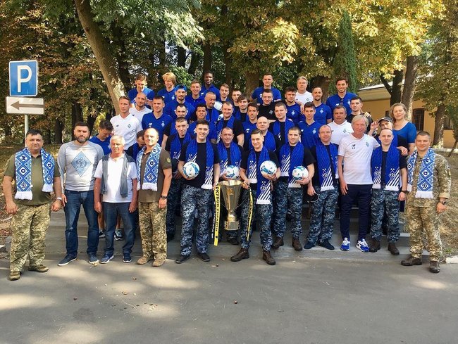 Гравці київського Динамо зустрілися зі звільненими українськими моряками 07