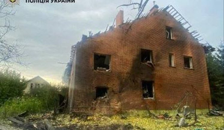 Киев под атакой: БпЛА попал в склад в Святошинском районе, а в Шевченковском загорелся частный дом (обновлено)