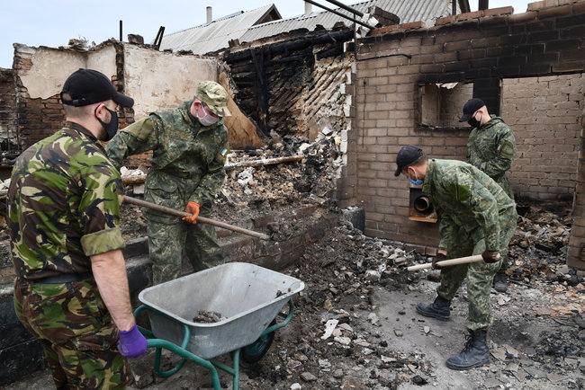 Пенсіонери не хотіли евакуюватися... декого просто виносили, - начальник ГУ Нацполіції в Луганській області Сергій Колесник 04 Пенсіонери не хотіли евакуюватися... декого просто виносили, - начальник ГУ Нацполіції в Луганській області Сергій Колесник 04