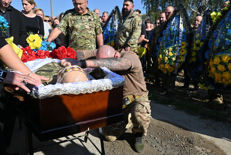 Із загиблим воїном штурмової роти 59-ї бригади Володимиром Іщенком попрощалися у Києві 19