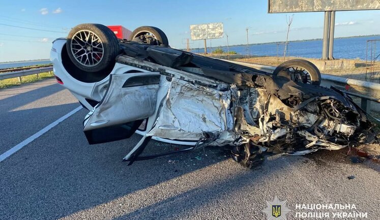 Вблизи Черкасс водитель Porsche Cayenne столкнулся с грузовиком. ФОТО
