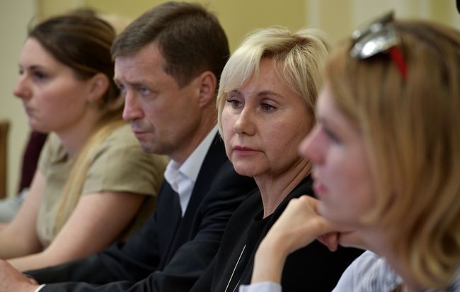 Звільнення українських політвязнів буде пріоритетом на переговорах глав МЗС нормандської четвірки, - Порошенко зустрівся із сімями українських бранців 02