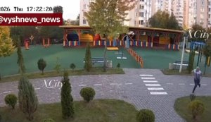 Чоловік встиг відбігти за мить до влучання "шахеда" по території дитсадка на Київщині. ВIДЕО