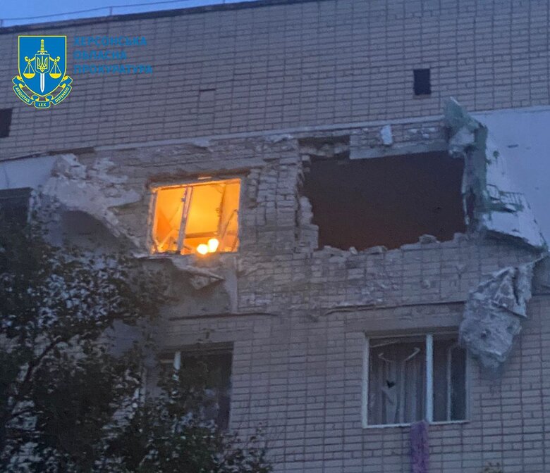 Утром оккупанты обстреляли Херсон, под завалами погиб мужчина 02
