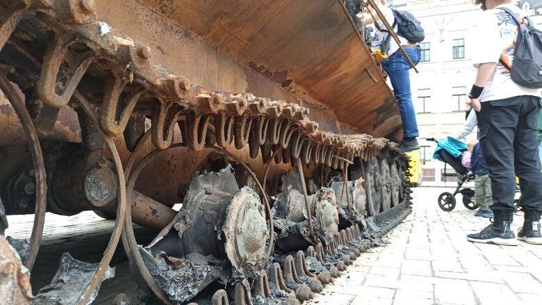 Танк, БМД та Тигр: В центрі Києва відкрилась виставка демілітаризованої техніки російських окупантів 35