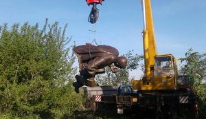 Поліція Ніжина знайшла вкрадений пам'ятник Бернесу, - нардеп Кодола. ФОТОрепортаж