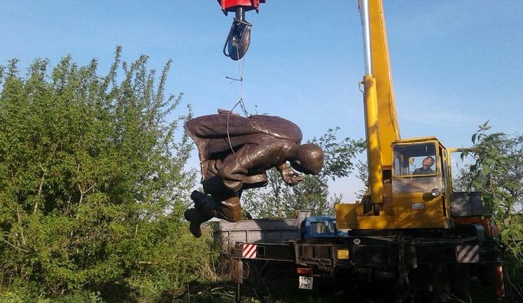 Поліція Ніжина знайшла вкрадений пам'ятник Бернесу, - нардеп Кодола. ФОТОрепортаж