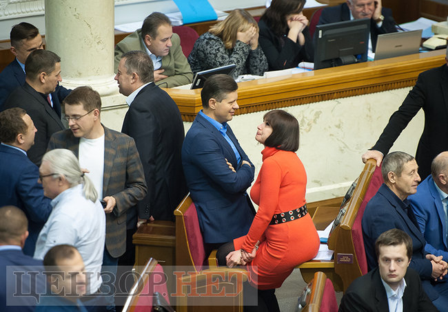 Депутати-соньки, Кіссе, який голосує за трьох, радісний Гройсман і обійми Лозового з Ляшком: як Рада вночі приймала Держбюджет-2019 15