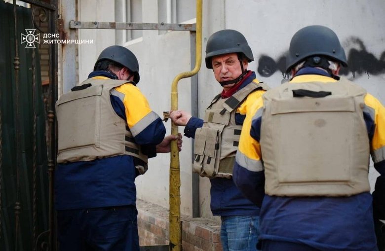 Російський удар по Житомиру: рятувальники ліквідували пожежу, постраждала дитина