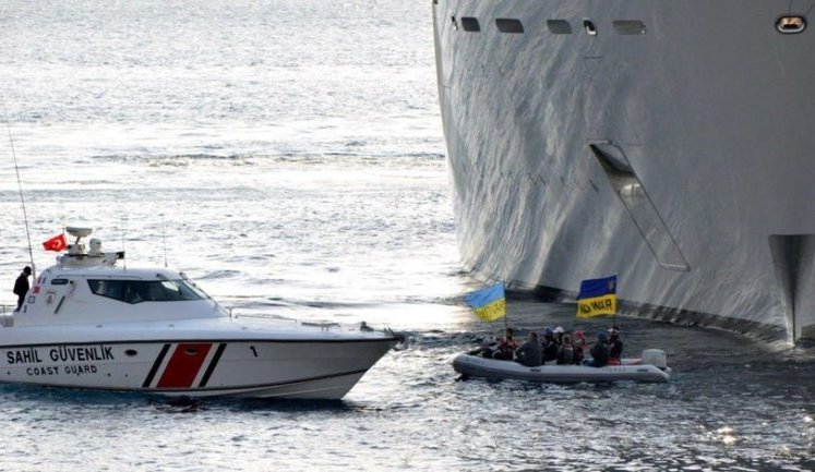 Молоді українські яхтсмени намагалися завадити яхті Абрамовича пришвартуватися в Туреччині. ФОТО
