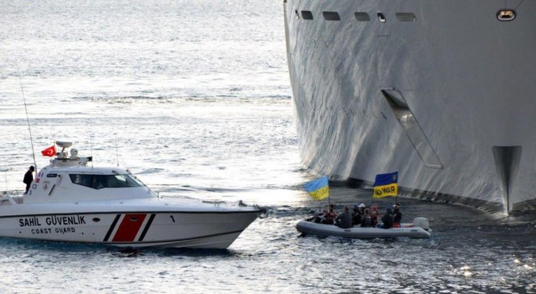 Молоді українські яхтсмени намагалися завадити яхті Абрамовича пришвартуватися в Туреччині 01