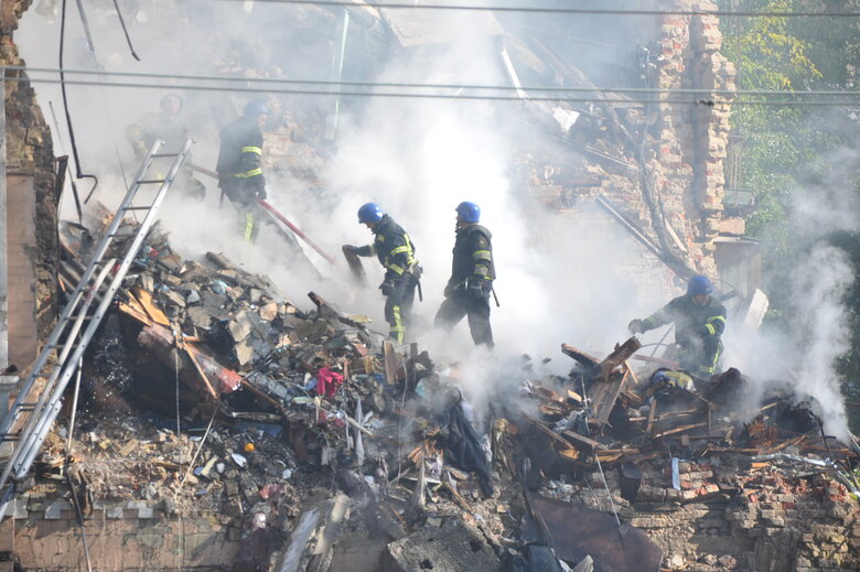At site of kamikaze drone attack in Kyiv, rubble is being cleared 33