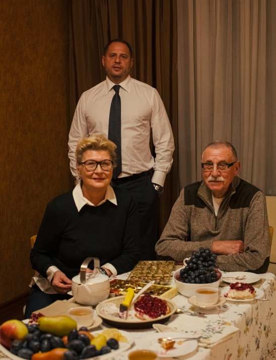 Глава ОП Єрмак показав, як живуть його батьки і брат 05