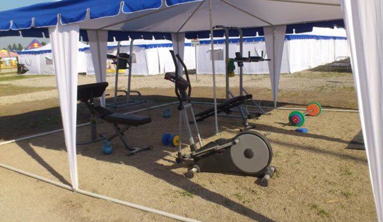 Кемпинг для евро-фанатов в Донецке оборудовали тренажерами и бассейном. ФОТОрепортаж