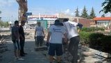 В Харькове Кернес переодел рабочих в футболки от "регионала" Писаренко. ФОТОрепортаж