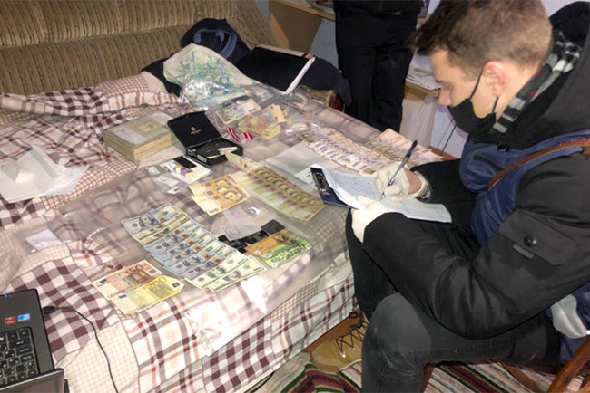 Задержана банда фальшивомонетчиков, занимавшаяся подделкой 500-гривневых купюр, - Нацполиция 03