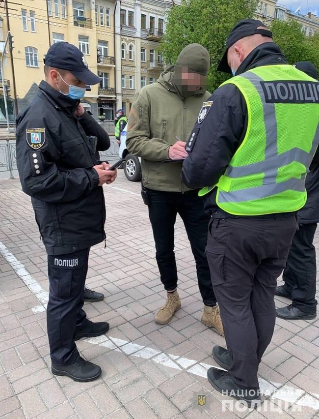 Киевские полицейские составили админпротокол на подростка, использовавшего нацистское приветствие 01