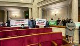 "Зеофшор. Поверни 40 млн доларів": Опозиція під час виступу Зеленського підняла плакати із запитаннями до президента. ФОТОрепортаж