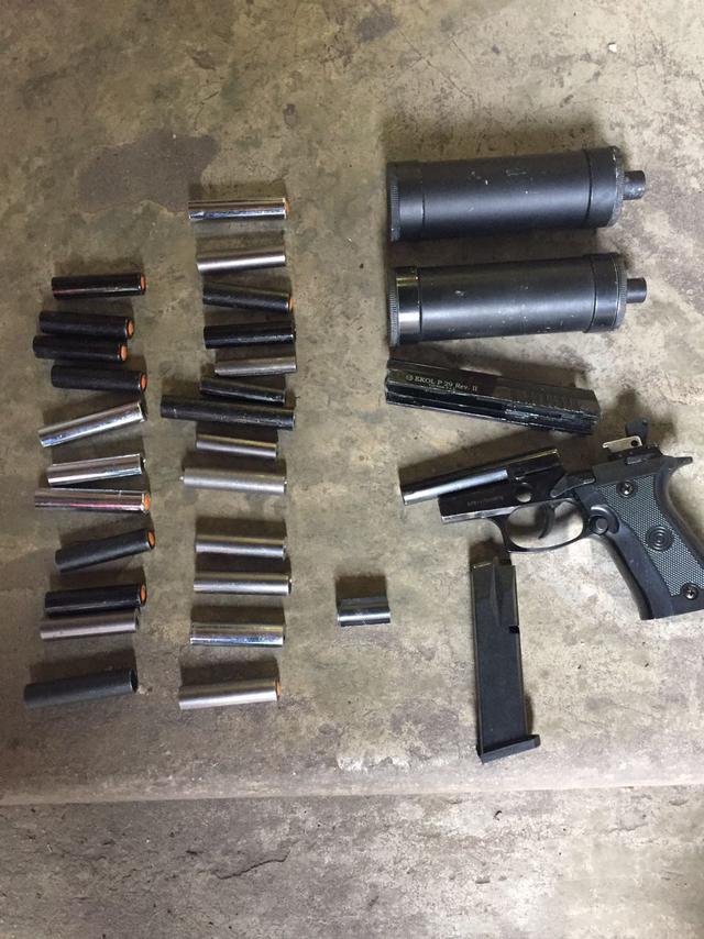 SBU officers apprehended criminal group of arms traders 04