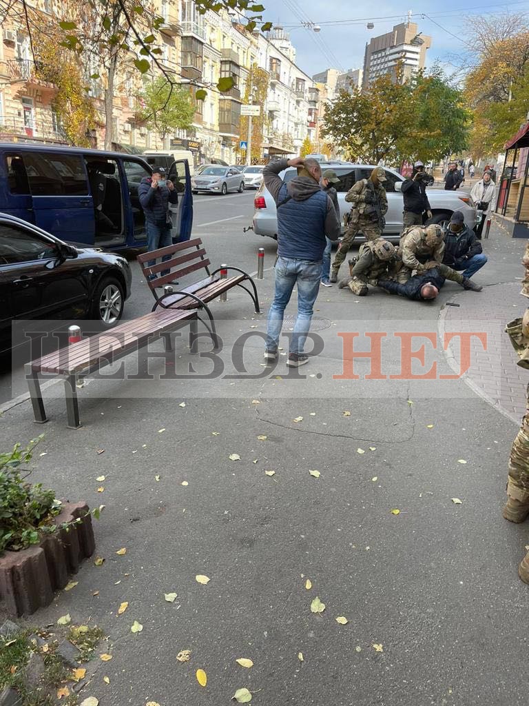 СБУ затримала двох співробітників ДБР за провокацію підкупу, - джерело 01