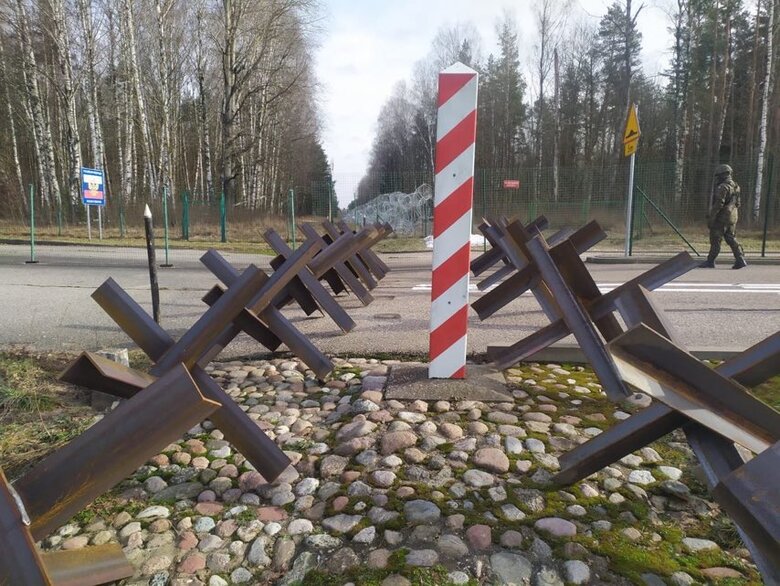 Польша устанавливает противотанковые заграждения на границе с РФ и Беларусью 03
