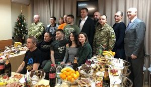 Загороднюк и Кривонос поздравили раненых бойцов в Ирпенском госпитале. ФОТО